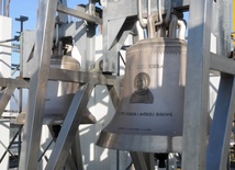 Montaż dzwonów w Centrum JPII