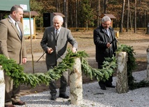 Odnowioną ścieżkę otworzyli ludzie związani z codzienną troską o lasy w regionie radomskim