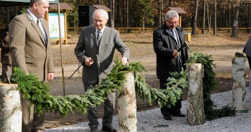 Odnowioną ścieżkę otworzyli ludzie związani z codzienną troską o lasy w regionie radomskim