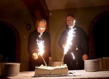 Zamiast 25 świeczek były sztuczne ognie na urodzinowym torcie