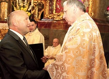 Biskupa gliwickiego w Trzebnicy przywitał burmistrz Marek Długozima