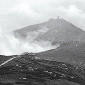 Tak jak 100 lat temu, tak i dziś najchętniej fotografowana jest Śnieżka