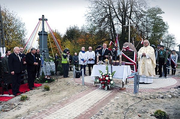  Rozstaje wiejskich dróg i przydrożna zabytkowa kapliczka to idealne  miejsce dla upamiętnienia bohaterskich mieszkańców