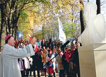  Pomnik poświęcił bp Andrzej Jeż