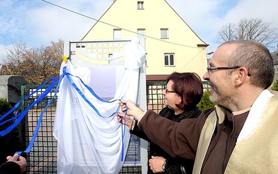 Odsłonięcie pamiątkowej tablicy na skwerze