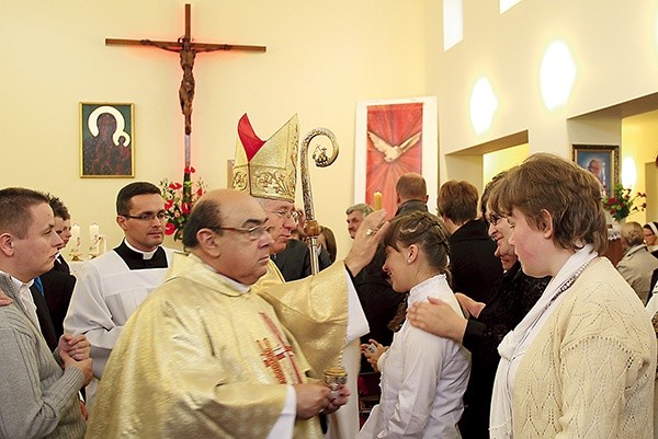  Kaplica w Mocarzewie. Bp Andrzej F. Dziuba udziela bierzmowania wychowankom ośrodka 