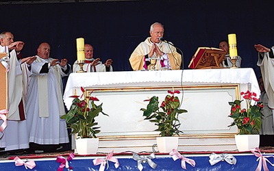  W niedzielę 13 października bp Andrzej F. Dziuba na placu budowy odprawił pierwszą Mszę św., a także poświęcił plac pod przedszkole i kościół