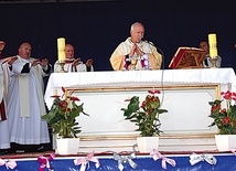  W niedzielę 13 października bp Andrzej F. Dziuba na placu budowy odprawił pierwszą Mszę św., a także poświęcił plac pod przedszkole i kościół