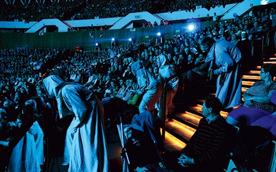  Akcja spektaklu „Franciszek. Wezwanie z Asyżu” rozgrywała się jednocześnie na 4 scenach, a momentami także wśród publiczności