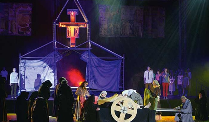 Widowisko " Franciszek", imponujące zwłaszcza od strony wizualnej, połączyło w sobie tradycyjny teatr z baletem  i musicalem