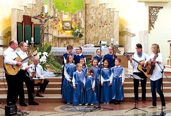 Parafia co roku organizuje Festiwal Piosenki Religijnej z okazji Dnia Matki. W tym roku odbył się po raz 21