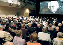 – Życzę wszystkim olsztynianom, by byli szczęśliwi, by dobry Bóg otaczał ich swoją opieką – powiedział w końcowej scenie filmu ks. Julian Żołnierkiewicz