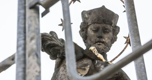 Lud wdzięczny statuę odnowi