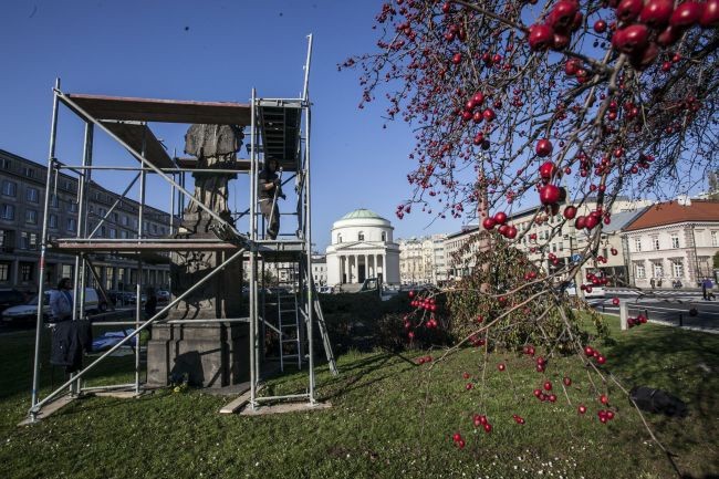 Lud wdzięczny statuę odnowi