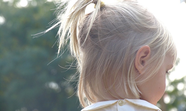 Blond dziecko oddane romskim rodzicom
