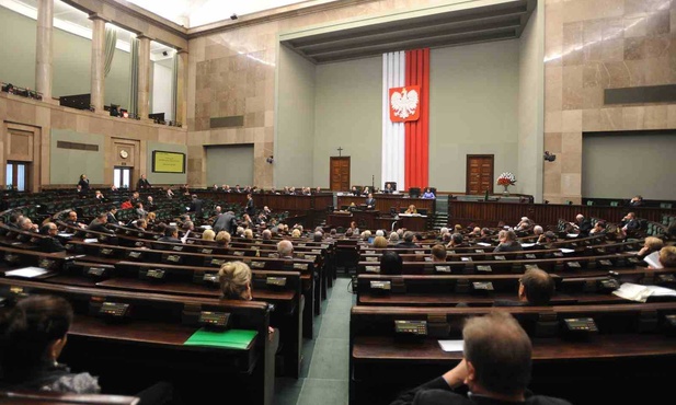 Posłowie podzieleni ws. finansowania partii