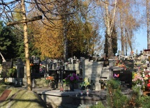 Bestwiński cmentarz leży w bezpośrenim sąsiedztwie parafialnego kościoła Wniebowzięcia NMP