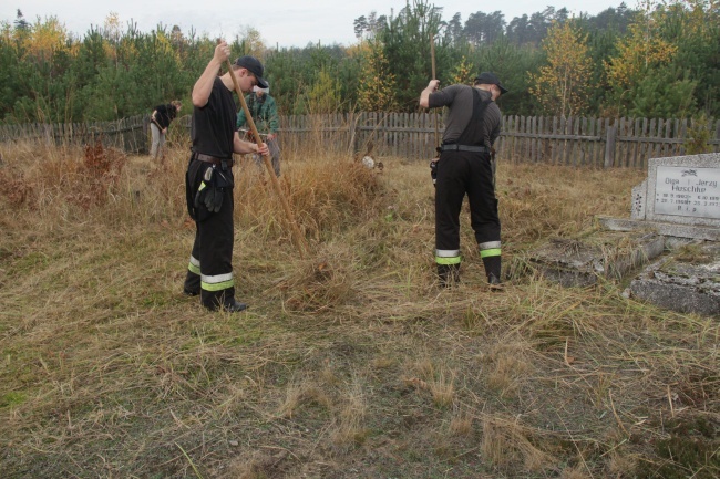 Strażacy dbają o stare cmentarze w gminie Murów