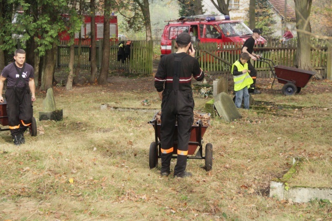 Strażacy dbają o stare cmentarze w gminie Murów