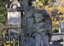 Jeden z nagrobków na opinogórskim cmentarzu