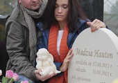 – Nasz świat rozpadł się 31 sierpnia 2011 r. o godz. 7.30 rano, kiedy zmarła Madzia – wyznaje Joanna Czapla-Hauton. Na zdjęciu z mężem Piotrem przy grobie córeczki
