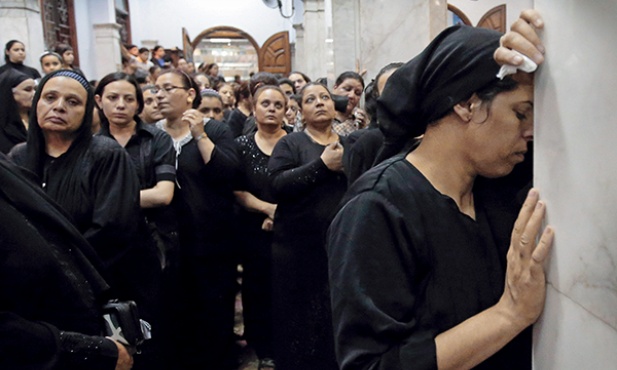  21.10.2013. Egipt. Warraq. W koptyjskim kościele odbył się pogrzeb 4 ofiar niedzielnego ataku na Koptów wychodzących ze świątyni po ceremonii ślubnej. Napastnicy podjechali na motocyklu i strzelali z karabinu maszynowego. Zginęły 4 osoby, w tym 8-letnia dziewczynka. Wielu jest rannych. 