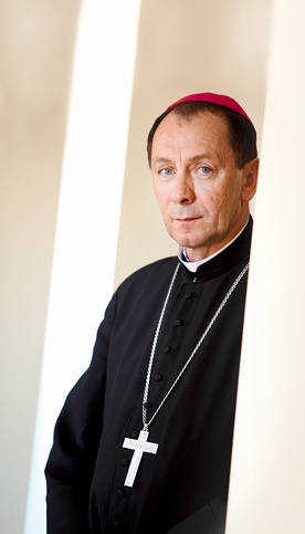 Bp Marian Rojek  doktor teologii dogmatycznej, od roku biskup diecezji zamojsko-lubaczowskiej. Od 2006 r. był biskupem pomocniczym diecezji przemyskiej. Wcześniej przez pięć lat rektor Wyższego Seminarium Duchownego w Przemyślu.