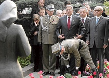 Tomasz Turowski  z Bronisławem Komorowskim i Wojciechem Jaruzelskim podczas uroczystości w Moskwie w maju 2010 r. 