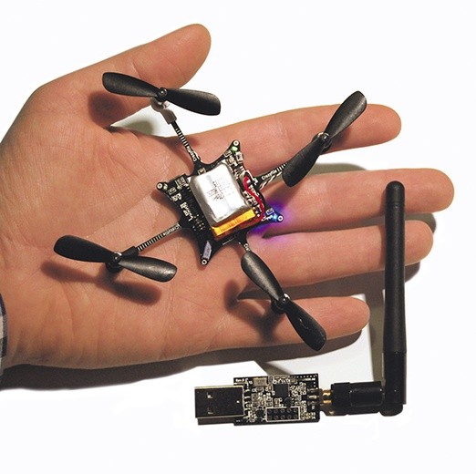 CrazyFlie Nano to jeden z najmniejszych dostępnych komercyjnie dronów. Gdy brakuje mu energii, sam wyszukuje źródło światła i ładuje swoje baterie