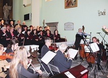  Do ekumenicznych koncertów zaprasza śpiewaków katolicki chór „Lutnia” i dyrygent Maria Gruchel