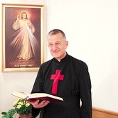 Ojciec Andrzej Chorążykiewicz w kaplicy kamiliańskiego Domu Pomocy Społecznej w Zabrzu