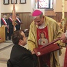 Łukasz Warzecha przyjmuje podziękowania od bp. Jana Kopca za wspieranie inwestycji ofiarą, modlitwą i niesieniem osobistego krzyża 