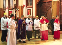  Uroczyste wniesienie relikwii św. Cypriana, Perpetuy i Felicyty. W sumie w parafii w Zalesiu znajdują się szczątki 43 świętych