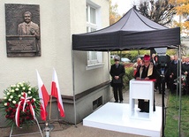 „Prezydent Rzeczypospolitej Polskiej Profesor Lech Kaczyński, który razem z małżonką Marią i 94 osobami zginął w katastrofie lotniczej pod Smoleńskiem pracował w tym budynku jako nauczyciel akademicki” – głosi napis