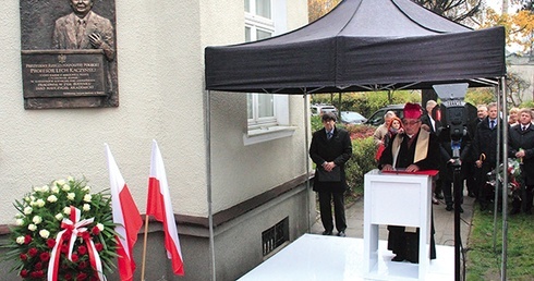 „Prezydent Rzeczypospolitej Polskiej Profesor Lech Kaczyński, który razem z małżonką Marią i 94 osobami zginął w katastrofie lotniczej pod Smoleńskiem pracował w tym budynku jako nauczyciel akademicki” – głosi napis