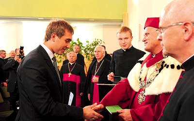 Powyżej: Indeksy studentom I roku wręczał rektor KUL ks. prof. Antoni Dębiński. Galeria z inauguracji na: radom.gosc.pl