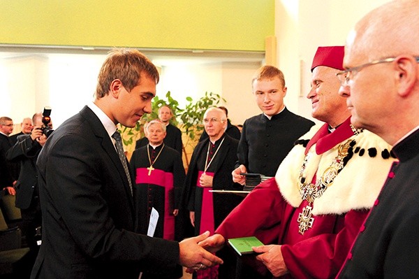 Powyżej: Indeksy studentom I roku wręczał rektor KUL ks. prof. Antoni Dębiński. Galeria z inauguracji na: radom.gosc.pl