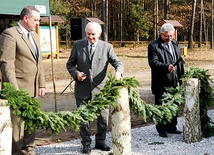  Otwierając ścieżkę, toporkami przecięto symboliczną przegrodę sporządzoną z leśnego igliwia. Pierwszy z lewej Tomasz Sot, dyrektor Regionalnej Dyrekcji Lasów Państwowych w Radomiu 