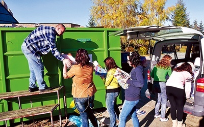 Młodzież z Zespołu Szkół Ekonomicznych z katechetami oraz uczniowie siedmiu  innych szkół zaangażowali się w akcję  zbiórki zużytego papieru