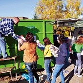 Młodzież z Zespołu Szkół Ekonomicznych z katechetami oraz uczniowie siedmiu  innych szkół zaangażowali się w akcję  zbiórki zużytego papieru