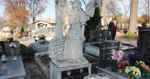 Nagrobki to nie tylko znak pamięci, ale także wyraz bólu po stracie bliskich osób...