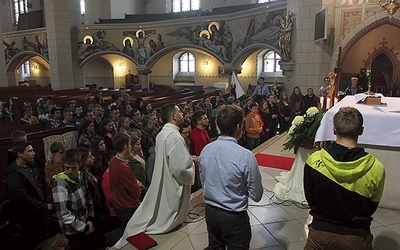 Kilkudziesięciu młodych ludzi w sobotnie przedpołudnie w kościele? To nie sukces, to raczej znak czasu, które Jan Paweł II kazał nam odnajdywać