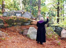 W 2007 r. cmentarzyk leśny w Michałowicach został poświęcony 