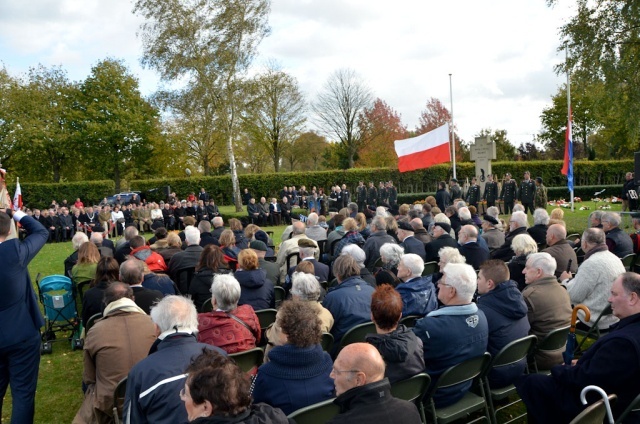 Żołnierze z Żagania na grobie gen. Maczka.