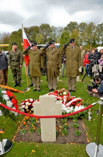 Żołnierze z Żagania na grobie gen. Maczka.