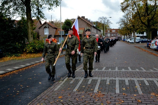 Żołnierze z Żagania na grobie gen. Maczka.