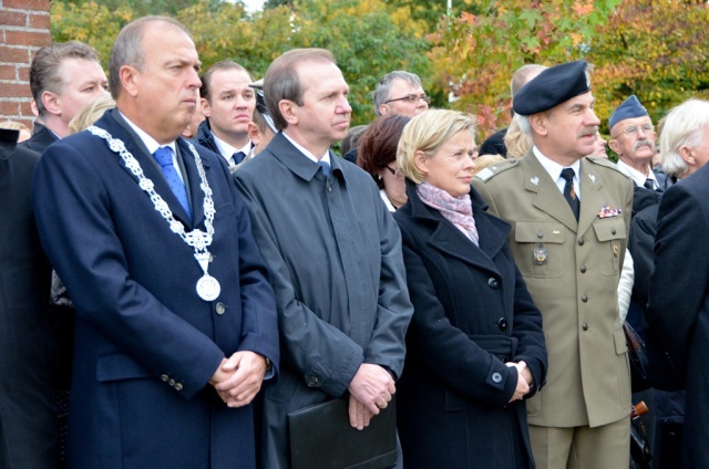 Żołnierze z Żagania na grobie gen. Maczka.