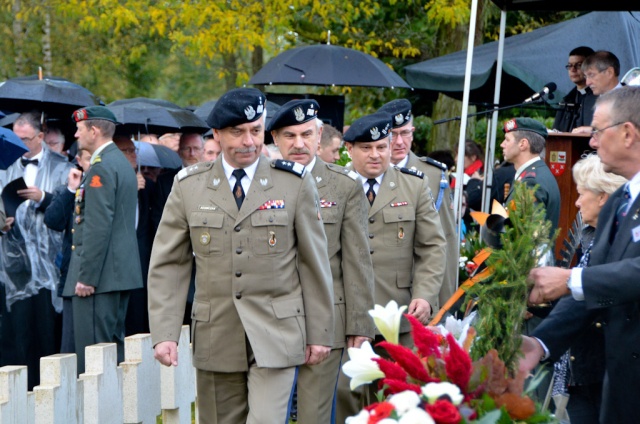 Żołnierze z Żagania na grobie gen. Maczka.