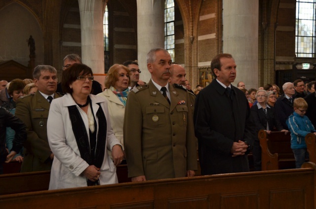 Żołnierze z Żagania na grobie gen. Maczka.