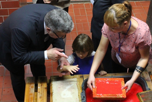 Bronisław Komorowski w Muzeum Papiernictwa